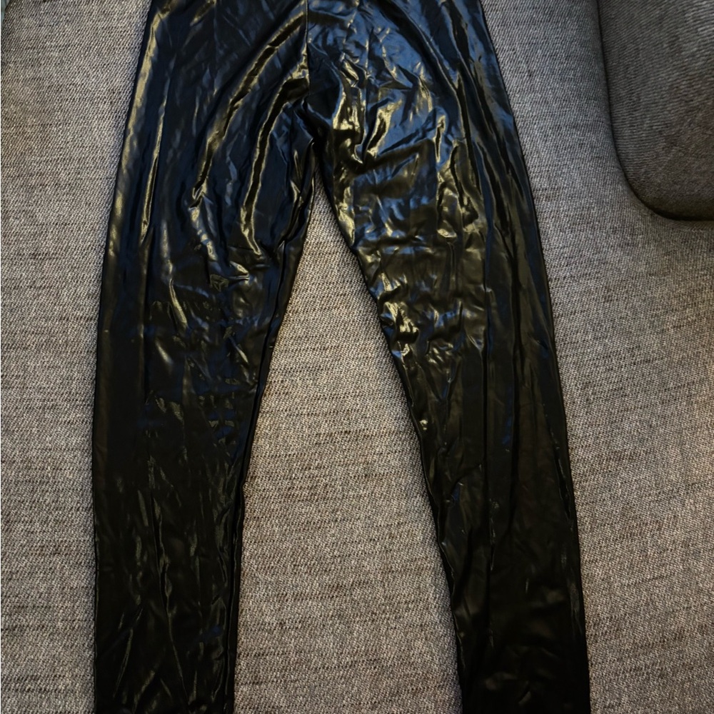 Women’s shiny black leggings